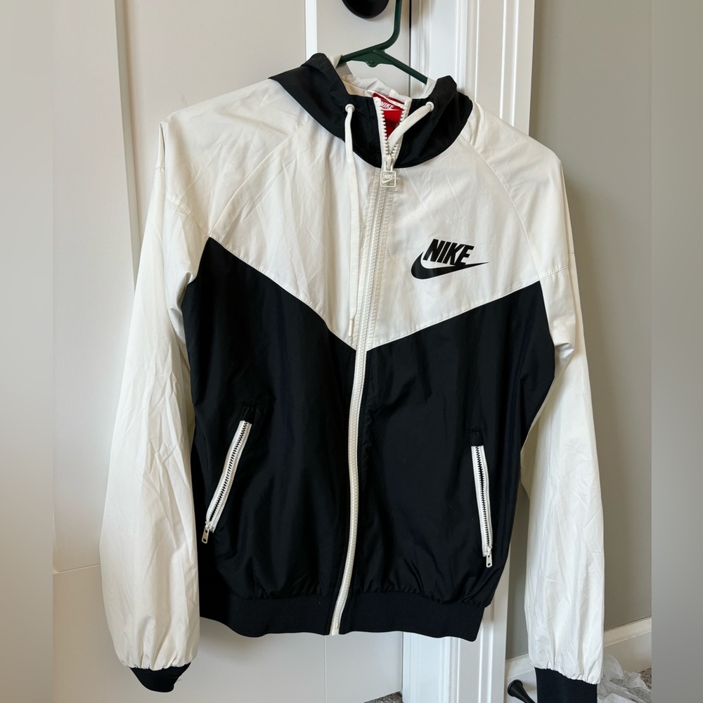 Women’s Nike Windrunner, M.